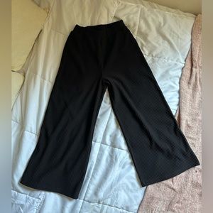 Forever 21 Wide Leg Black Cropped Pants. Fits like a small. Stretchy.